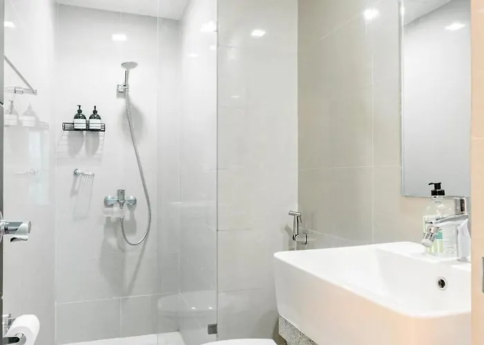 16th Floor Uptown Parksuites Tower 1